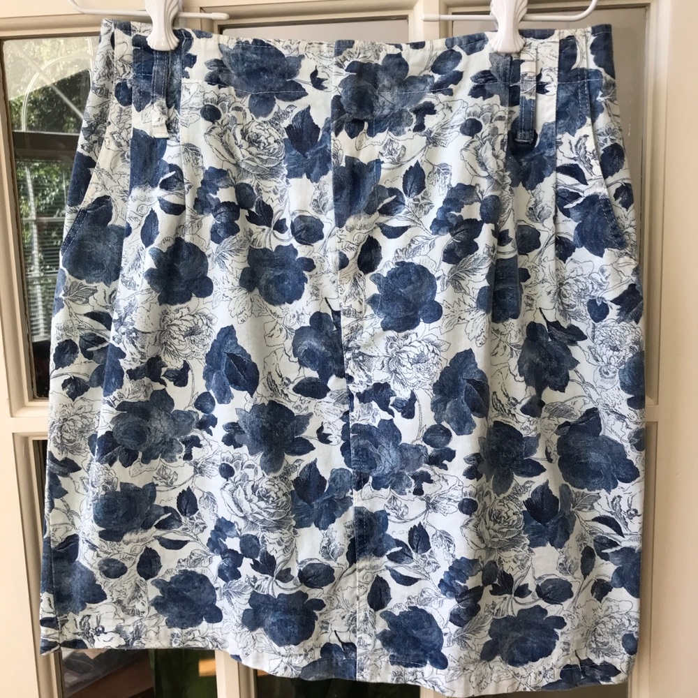 Floral Blue and White Women's Skirt Size: 13